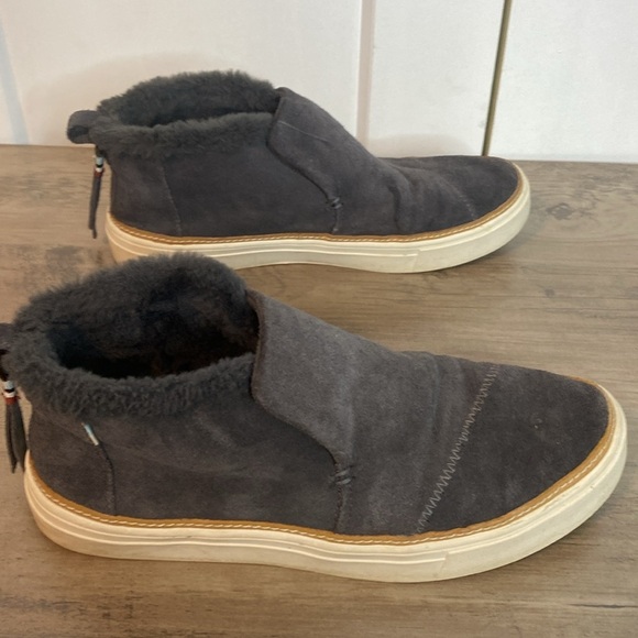 Toms | Gray Suede Leather Slip in Shoes with Faux fur trim - Zip up Back - 7.5 - Picture 7 of 7